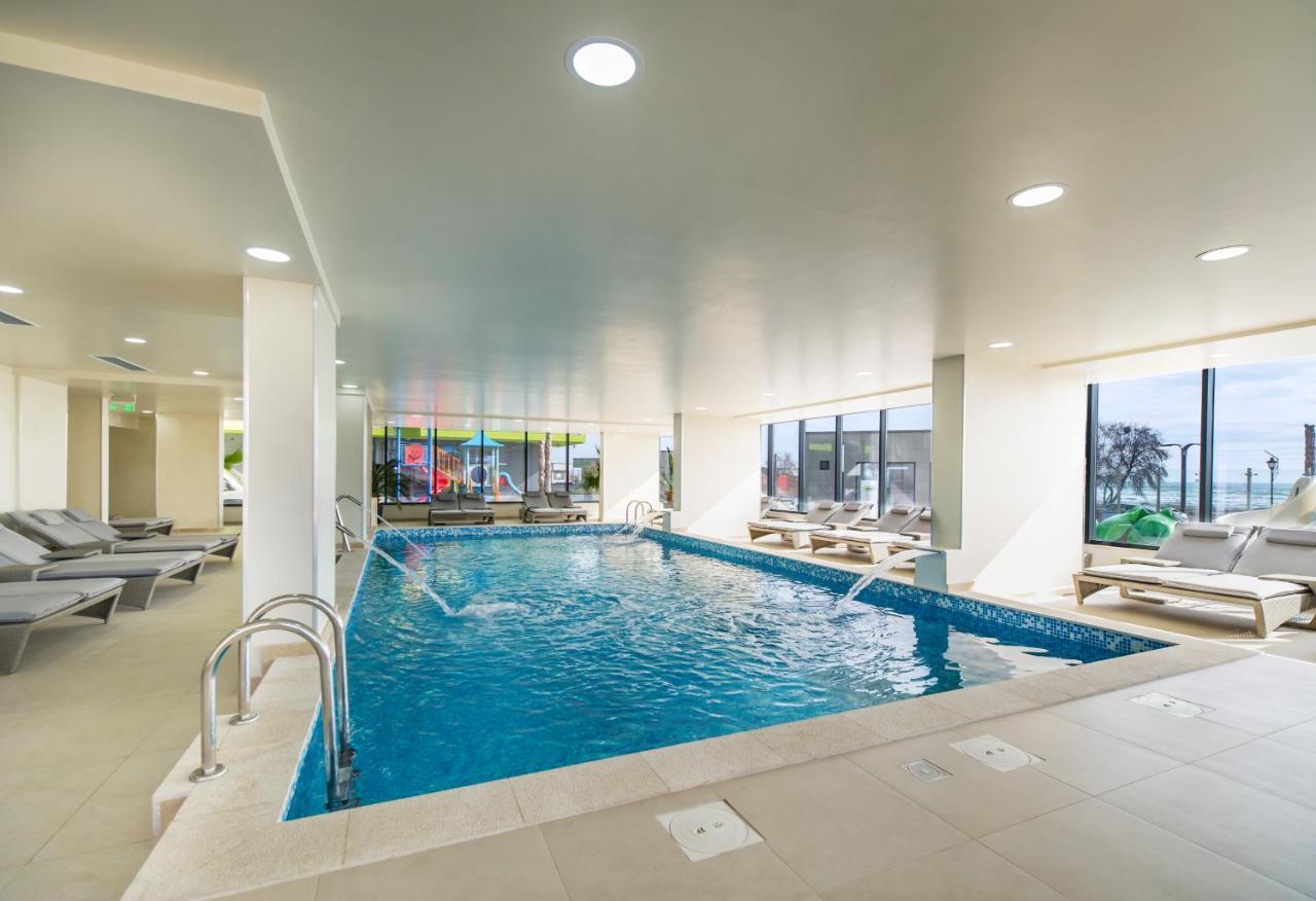 Seastar Apartment - Spa N Pools Beach Resort Mamaia Eksteriør billede